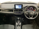 車内は光触媒抗菌消臭施工済です。スタイリッシュなデザインでスポーティなインパネ周りを演出します。グローブボックスやカップホルダーのほかにトレーなどたくさんの収納スペースが付いています。