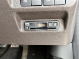 【ETC】有料道路を利用する際に料金所で停止することなく通過できる、ETC車載器(ノンストップ自動料金収受システム機器)が装備されています。セットアップを行うことで利用可能になります。