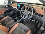 ドイツ車らしいかっちりとした座り心地でロングドライブの疲労を軽減します。シートメモリー付き電動シートです。