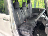 運転席まわりには十分なスペースがあり、大柄な方でもゆったり運転していただける環境です。