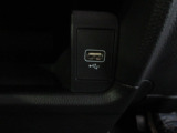 便利な充電用USBジャックも付いています。