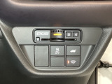 ハンドルの右下にETC2.0がついています。高速道路の料金所の通過も楽々です。 カードの取り出しもしやすい場所についています。その下には車内で操作のできる、電動テールゲートのスイッチもついています。