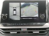 全周囲カメラで、クルマを上空から見下ろしているかのような映像を映し出します。周囲の状況がひと目でわかります!