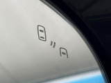 【ブラインドスポットワーニング】走行中、ドアミラーの死角になりやすい箇所に後続車が接近するとサイドミラー付近に警告を表示、ドライバーに注意喚起をしてくれます。