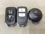 スマートキーを装備しています。鍵を差し込むことなくドアロックの開け閉めと、スタートボタン操作でのエンジンスタートができます。加えて、純正リモコンエンジンスターター用の操作キーもついています。