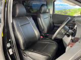 運転席まわりには十分なスペースがあり、大柄な方でもゆったり運転していただける環境です。