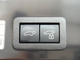 【パワーバックドア】スマートキーや運転席のボタンを押すだけでリアゲートが自動で開閉します!荷物を持っている時や、高い位置にあるバックドアを閉める際に便利な機能です♪