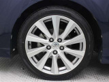 純正18インチアルミホイールを装着しています。タイヤサイズ215/45R18