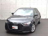 ●一目でAudiとわかる特徴的なシングルフレームグリル・LEDランプ。精悍なフロントマスクからAudiのスマートで上品なブランドを連想させてくれます。女性にも大変ご好評頂いております。