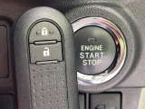 【キーフリーシステム】カバンやポケットに入れたままでもドアの施錠・解錠が可能なスマートキーを装備。エンジンのオン・オフ時もカギを取り出す必要が無いからとっても便利です♪