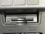 【ETC】有料道路を利用する際に料金所で停止することなく通過できる、ETC車載器(ノンストップ自動料金収受システム機器)が装備されています。セットアップを行うことで利用可能になります。