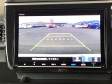バックモニター付きで、車庫入れやバック時の後方確認をサポート。