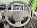 インテリアに合わせたデザインのステアリングは、運転される方のことも考え、運転しやすい形状、大きさです。是非一度、実際に触ってお確かめください。