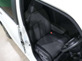 程よい硬さとホールド性が高いシートで長時間運転も快適です。