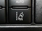 【レーンディパーチャーアラート】道路上の白線(黄線)を単眼カメラで認識し、ドライバーがウインカーを操作をしないで車線を逸脱する可能性がある場合、ブザーとディスプレイ表示による警報でお知らせします。