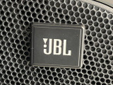 【JBLサウンドシステム】メーカーオプションの高品位サウンドシステムを搭載。専用のチューニングが施された大小様々なスピーカーから良質なサウンドが奏でられ、臨場感あふれる音響空間を演出します。