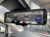 インテリジェント ルームミラー 車両後方に装着した高解像度カメラの映像をミラー面に映し出すので、車内の状況、天候等に影響されずクリアな後方視界を確保出来ます。※スイッチにて通常のミラーへ切替が出来ます