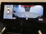 【パノラミックビューモニター】映像で、見づらい車両周辺の確認をアシスト。クルマを真上から見ているような映像を表示。 運転席から確認しにくい車両周囲の状況を把握。