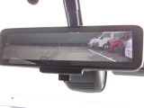 スマートルームミラー、後方がカメラの映像で見れるので視界くっきり、車内に障害物があっても関係ありません。普通のバックミラーとも切りかえが出来ます。