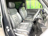 運転席まわりには十分なスペースがあり、大柄な方でもゆったり運転していただける環境です。