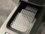 スマートフォンなどがスッキリ置けるセンターコンソールトレイです