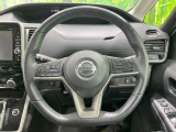 インテリアに合わせたデザインのステアリングは、運転される方のことも考え、運転しやすい形状、大きさです。是非一度、実際に触ってお確かめください。