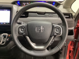 ハンドルにHondaセンシング系のクルーズコントロールやレーンキープアシストなどのスイッチと、オーディオの操作スイッチが装備されています。ハンドルから手を離さず安全に操作できます。