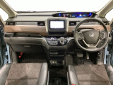 車内は光触媒抗菌消臭施工済です。インパネ周りはスタイリッシュなデザインで機能や装備も充実しています。グローブボックスやカップホルダーのほかにトレーなどたくさんの収納スペースが付いています。