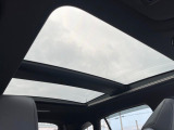 【調光パノラマルーフ】車内の解放感が一気に上がる大型パノラマルーフに調光機能がプラス!日差しが強い時、シェードを閉めなくてもガラスの透明度を調整することで心地よい明るさに♪