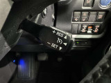 クルーズコントロール機能が付いています。 速度を設定するとアクセルを踏まなくても一定の速度で走ることができます。  高速道路ではとても便利な装置なんです。