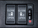 運転席からもスライドドアをボタン操作でスピーディーに開閉できます!またスマートキーでも操作できるので便利です。