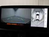 上から車両を見下ろしたような映像をナビゲーション画面に表示する「パノラミックビューモニター」を搭載しています。