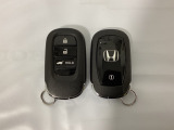 スマートキーを装備しています。鍵を差し込むことなくドアロックの開け閉めと、スタートボタン操作でのエンジンスタートができます。ボタン操作でトランクが開けられる電動テールゲートのボタンもついています。