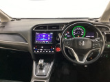 車内は光触媒抗菌消臭施工済です。スタイリッシュなデザインでスポーティなインパネ周りを演出します。グローブボックスやカップホルダーのほかにトレーなどたくさんの収納スペースが付いています。
