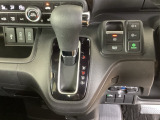 シフトはインパネシフト、パーキングブレーキは電子制御なので運転席と助手席の間はすっきりしています。