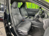運転席まわりには十分なスペースがあり、大柄な方でもゆったり運転していただける環境です。