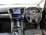 運転席は見やすく整理され、ナビも美しく装着され操作性にも優れています!