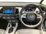 【ハンドル】運転にかかわる様々な操作を安全に行えるように視点移動が少なく操作性に配慮されたスイッチ類が凝縮されたコックピットです。