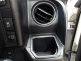 運転席のカップホルダーはエアコンの吹き出し口にありますので冷やしたり温めたりすることが出来ます☆