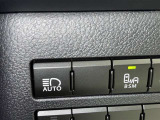 オートマチックハイビームとは、先行車や対向車のライトを認識し、ハイビームとロービームを自動で切り替える機能です。夜道の視界を確保します。詳細は販売店スタッフまでおたずねください。