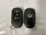 スマートキーを装備しています。鍵を差し込むことなくドアロックの開け閉めと、スタートボタン操作でのエンジンスタートができます。ボタン操作でトランクが開けられる電動テールゲートのボタンもついています。