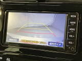 車庫入れなど後進運転時に死角をモニターで確認ができて安全です♪ ステアリング操作の参考になるガイド線も表示しますので車庫入れがニガテな方も安心ですネ!