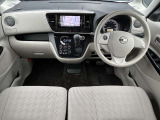 運転席内装の全体像です。もちろんクリーニング済みで、室内もキレイです。