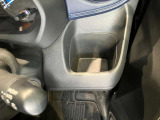 運転席側前部にドリンクホルダーあります♪運転中でも手が届きやすい位置にあって使い易いです♪