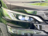 【LEDヘッドライト】悪天候や夜間走行時も良好な視界を確保し安心して運転できる高輝度LEDヘッドライトを装備!点灯速度が早く、消費電力も抑えられています。