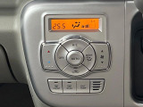 【オートエアコン】一度お好みの温度に設定すれば、車内の温度を検知し風量や温度を自動で調整。暑い&hellip;寒い&hellip;と何度もスイッチ操作をする必要はありません。快適な車内空間には必須の機能ですね♪