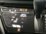 段差のないパネルスイッチのオートエアコン付きです。予め温度設定すれば後はセンサーが感知して設定温度を保ってくれますので快適なドライブが楽しめます。雨の日のガラスの曇りもなく安全な運転ができます。