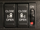 【両側パワースライドドア】両側がパワースライドドアになっており、運転席のスイッチやスマートキーでも開閉が可能です!開口部も広いので乗り降りも楽々♪