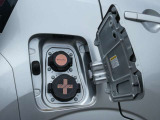 充電ポートリッドを開けると上側が普通充電ポート、下側が急速充電ポートになります。
