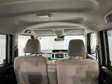 車内は明るくて見通しが良く、初めての方でも運転しやすい印象です。天井が高く圧迫感がないので、お子さまとのお出かけも快適に過ごせます。